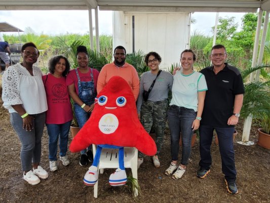 Guadeloupe AGROCAMPUS - chantier paysager avec pour slogan "Gwadloup Terre de Champions " et les 5 anneaux des J.O.