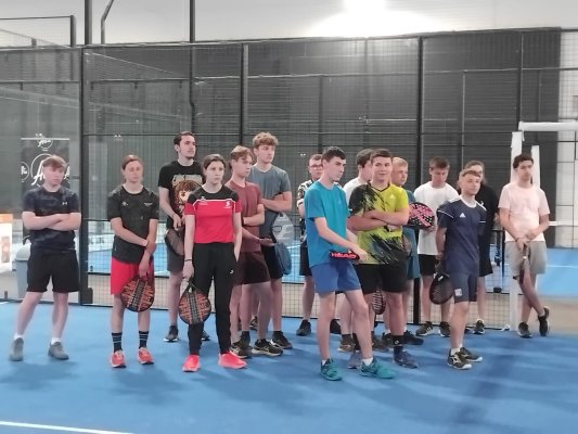 Les élèves de l'option sport du lycée agricole de Cibeins s'initient au padel
