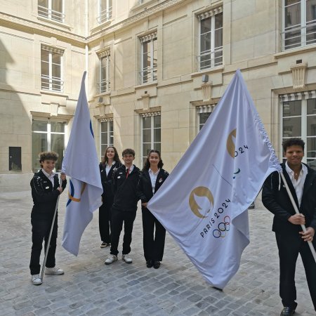 Les élèves de St Germain en Laye participent à l'accueil des drapeaux Olympiques et Paralympiques au Ministère !