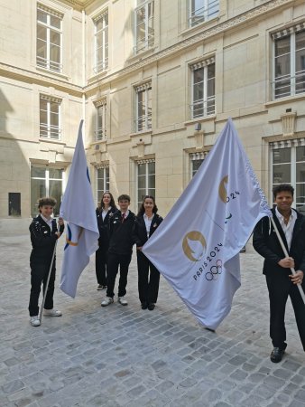 Les élèves de St Germain en Laye participent à l'accueil des drapeaux Olympiques et Paralympiques au Ministère !